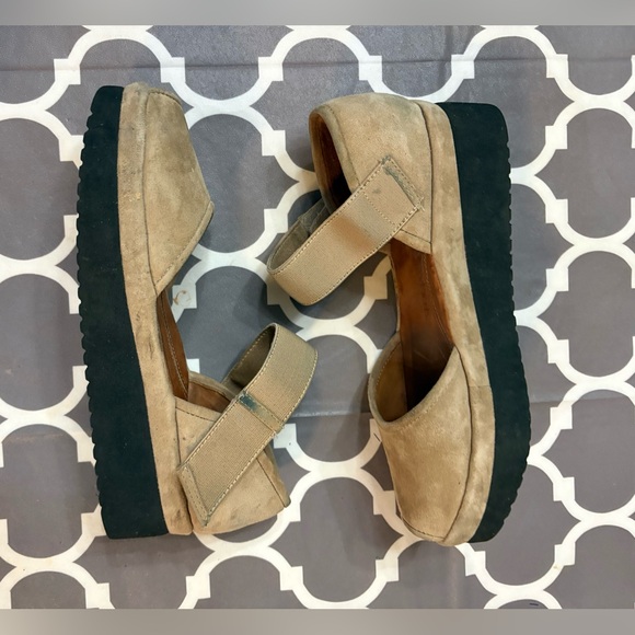 L'Amour Des Pieds Amadour Mary Jane platform Velcro sandal in taupe suede - Picture 3 of 9